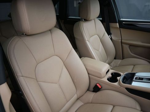 Certified 2025 Porsche Macan AWD/4WD image 30