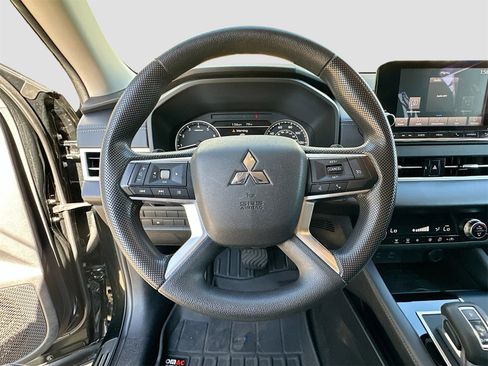 Used 2022 Mitsubishi Outlander ES image 11