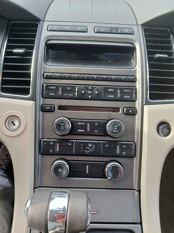 Used 2011 Ford Taurus SE FWD image 18