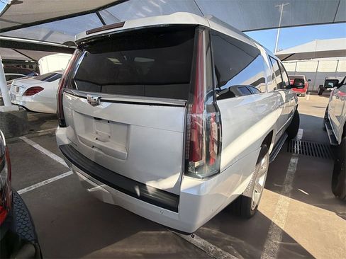 Used 2020 Cadillac Escalade ESV Premium Luxury image 3