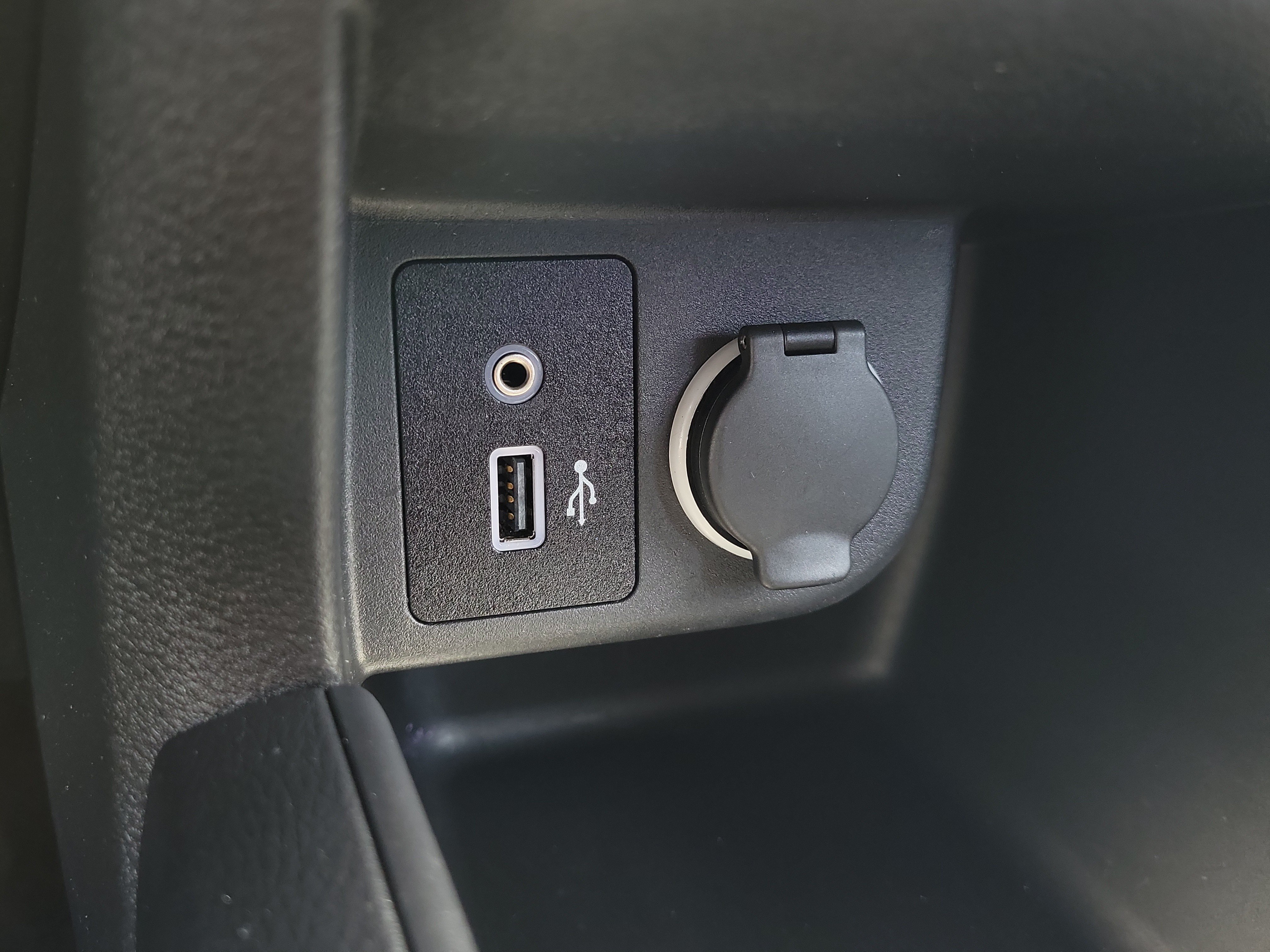 Certified 2025 Nissan Kicks Play S FWD image 26