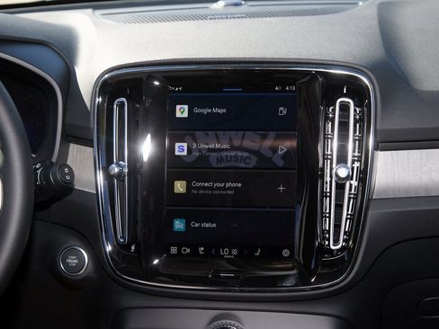 New 2025 Volvo XC40 B5 Plus w/ Climate Package image 25