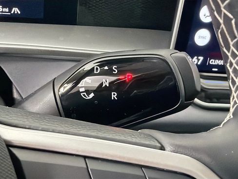 Used 2025 Volkswagen Tiguan SE image 17