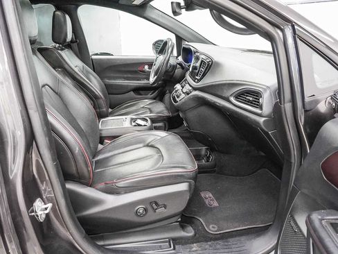 Used 2020 Chrysler Pacifica Limited FWD image 17