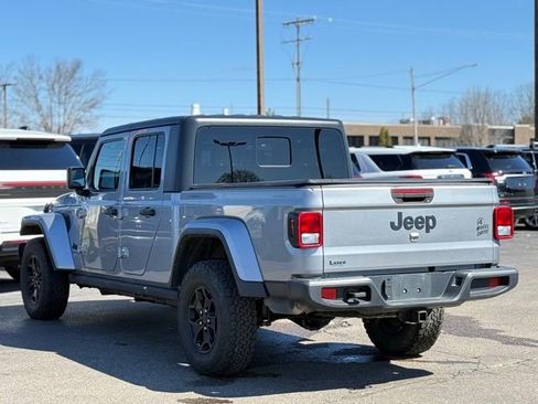 Used 2021 Jeep Gladiator Sport image 40
