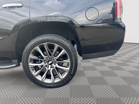 Used 2019 Cadillac Escalade Luxury w/ Escalade Sport Edition AWD/4WD image 29