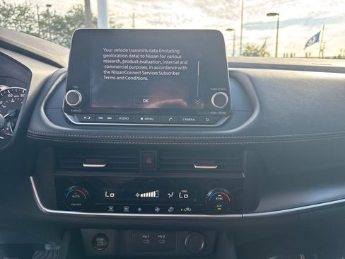 Certified 2025 Nissan Rogue SV FWD image 25