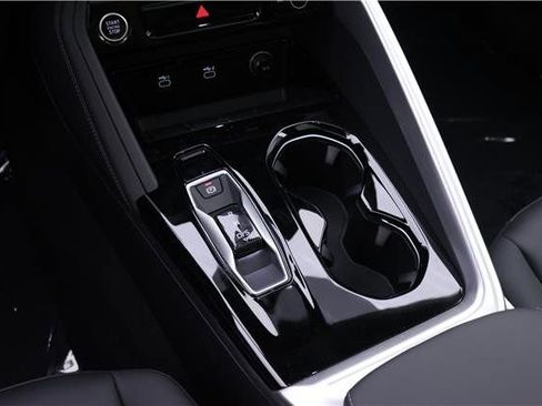 Used 2025 Audi Q5 Premium w/ Convenience Package image 12