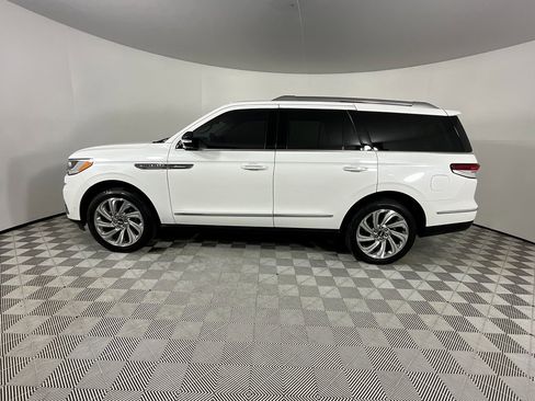 Used 2024 Lincoln Navigator Premiere image 2