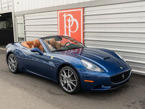 Used 2012 Ferrari California RWD image 34