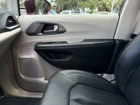 Used 2022 Chrysler Pacifica Touring-L w/ Uconnect Theater Family Group AWD/4WD image 30