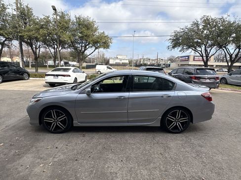 Used 2017 Honda Accord Touring image 3