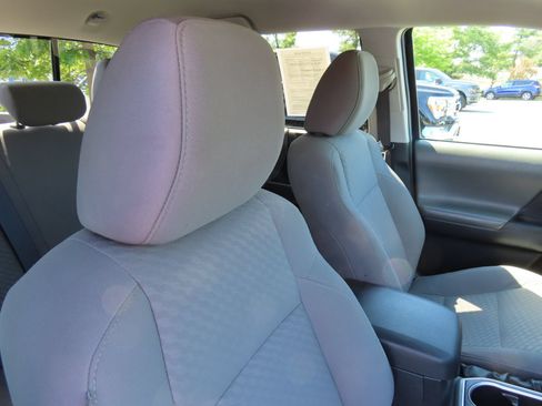 Used 2022 Toyota Tacoma SR5 AWD/4WD image 30
