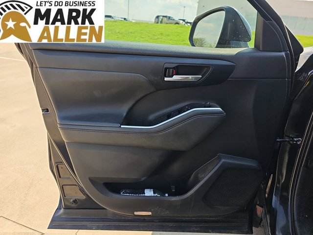 Used 2021 Toyota Highlander XLE AWD/4WD image 21