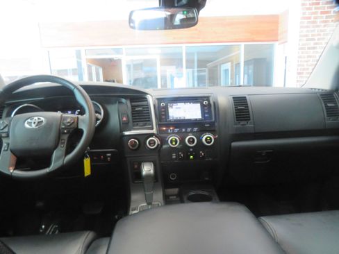 Used 2018 Toyota Sequoia TRD Sport AWD/4WD image 60