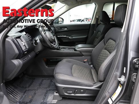 Used 2022 Nissan Pathfinder SV FWD image 14