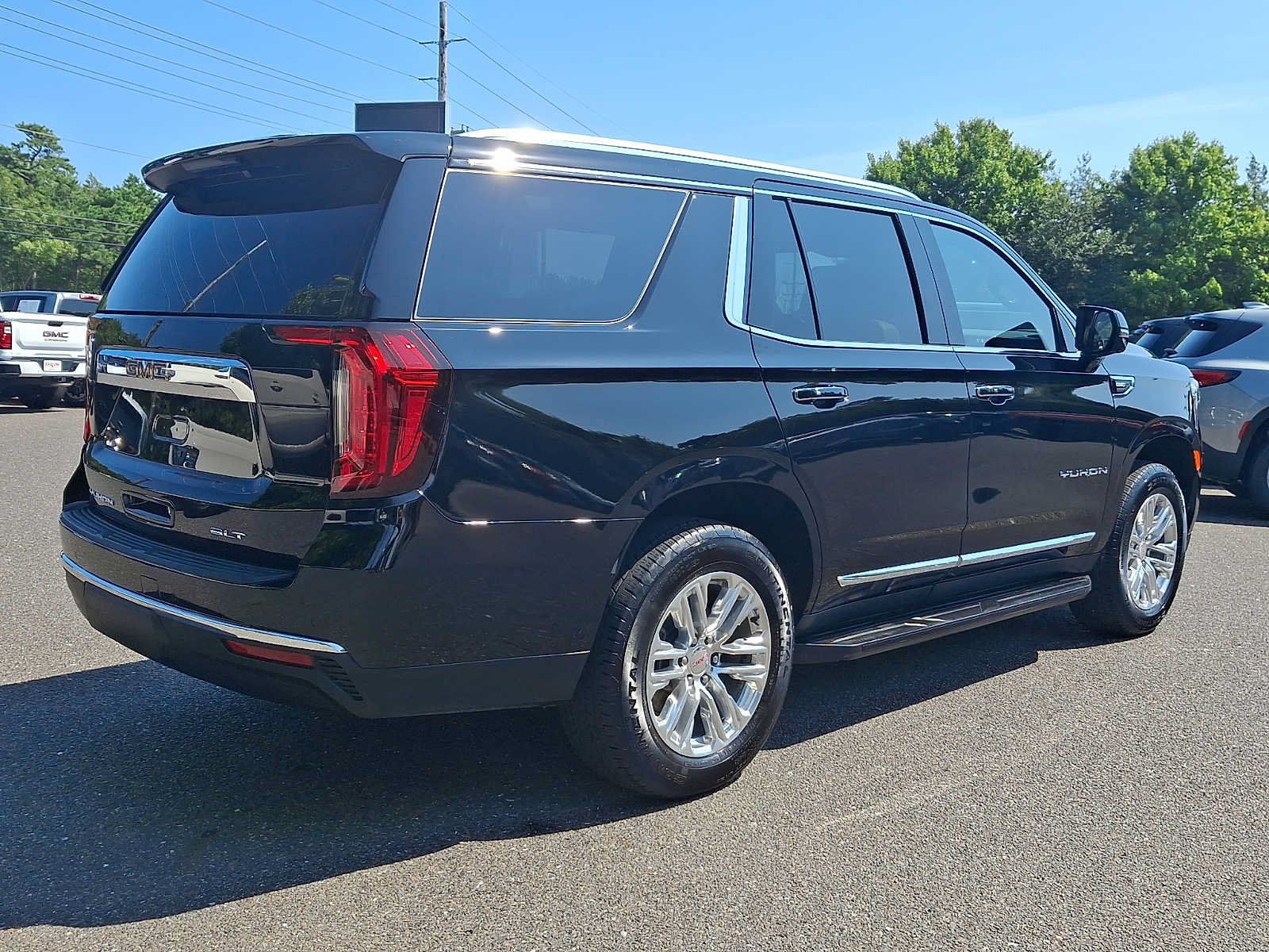 Used 2024 GMC Yukon SLT w/ SLT Luxury Package AWD/4WD image 6