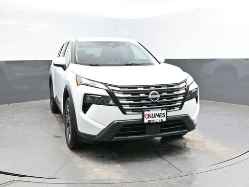 Used 2025 Nissan Rogue SV image 4