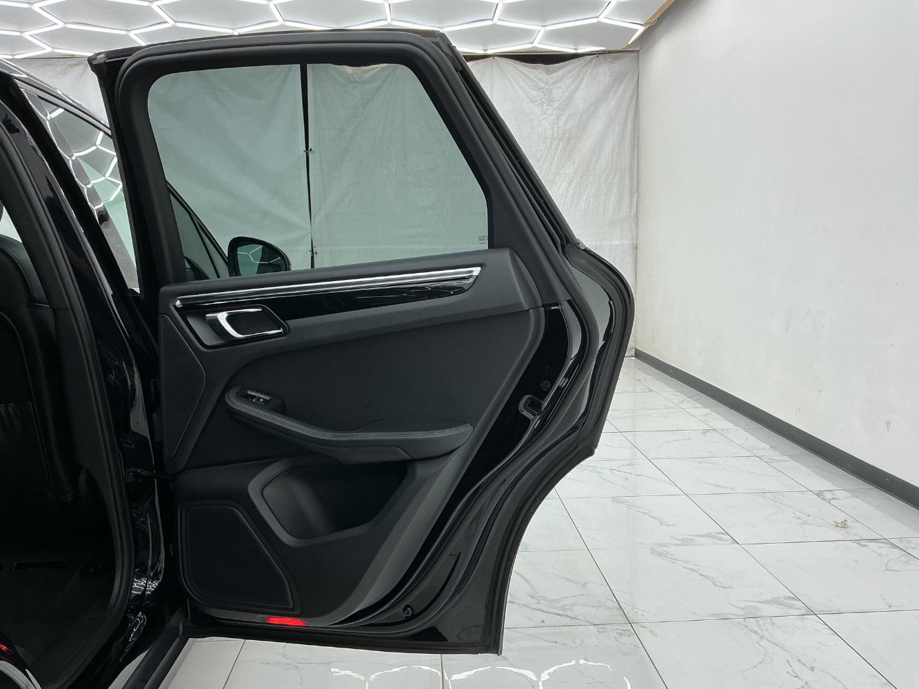 Used 2018 Porsche Macan AWD/4WD image 25