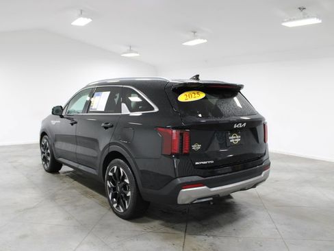 Used 2025 Kia Sorento EX w/ Panoramic Sunroof Package image 7