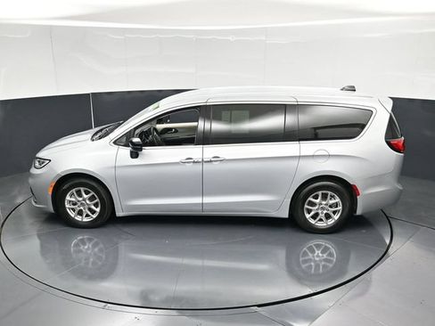 Certified 2024 Chrysler Pacifica Touring-L FWD image 51