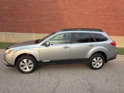 Used 2011 Subaru Outback 3.6R Premium w/ Sound Equipment Group 3A AWD/4WD image 2