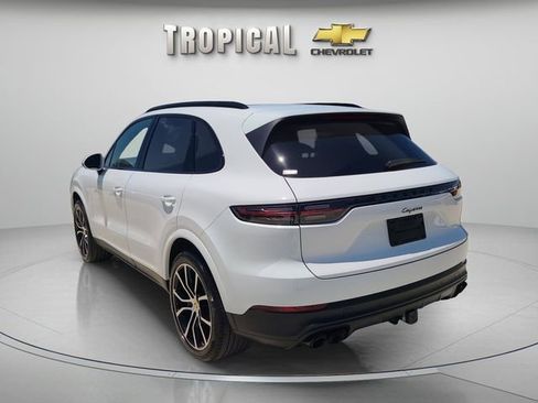 Used 2023 Porsche Cayenne Platinum Edition AWD/4WD image 2