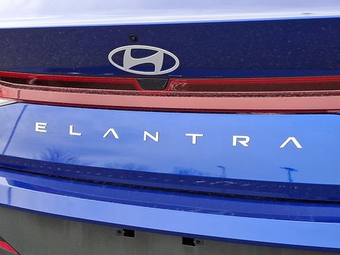 Certified 2025 Hyundai Elantra SE image 30