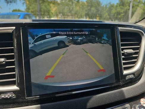 Used 2024 Chrysler Pacifica Touring-L FWD image 21