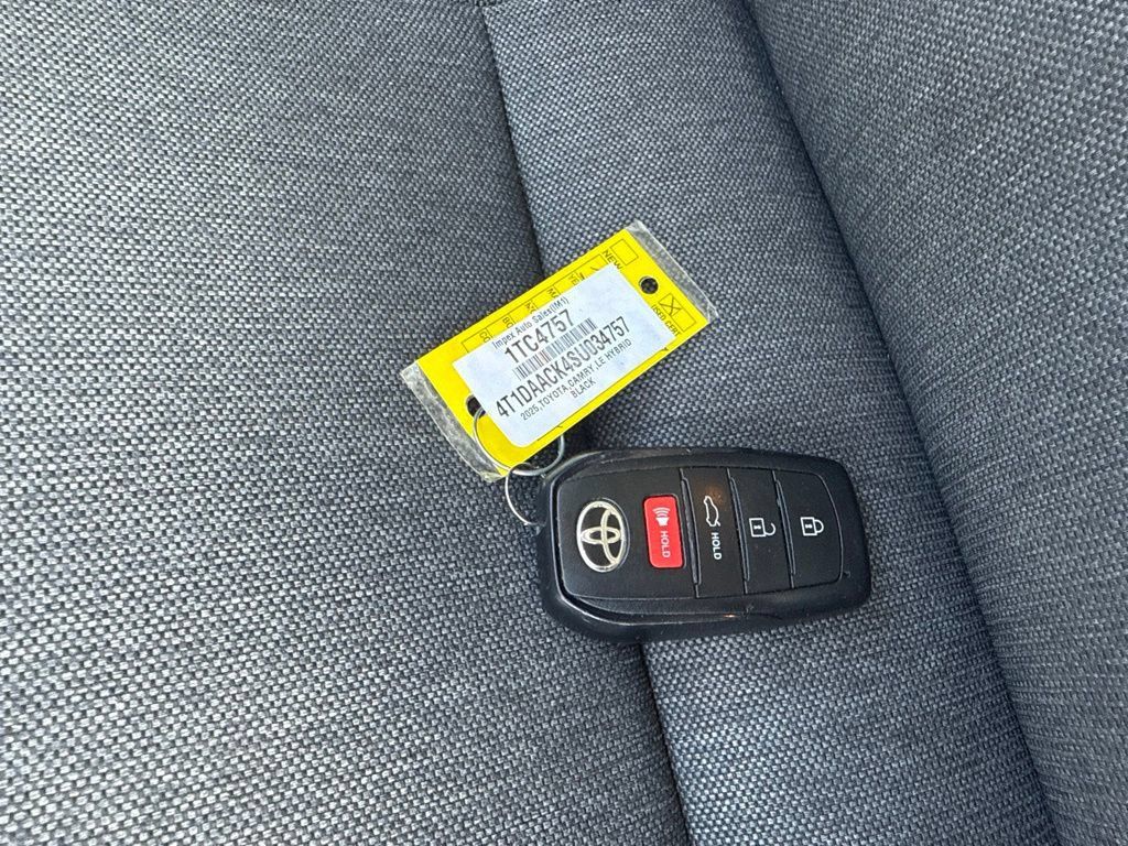 Used 2025 Toyota Camry LE FWD image 28