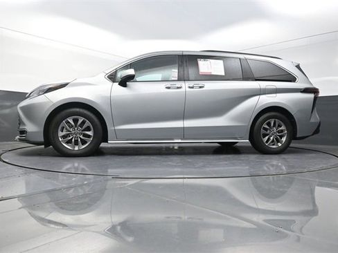 Used 2024 Toyota Sienna XLE image 27