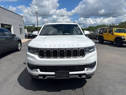 Used 2022 Jeep Wagoneer Series III w/ Premium Group I AWD/4WD image 2