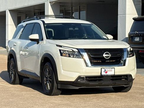Used 2023 Nissan Pathfinder SV image 2