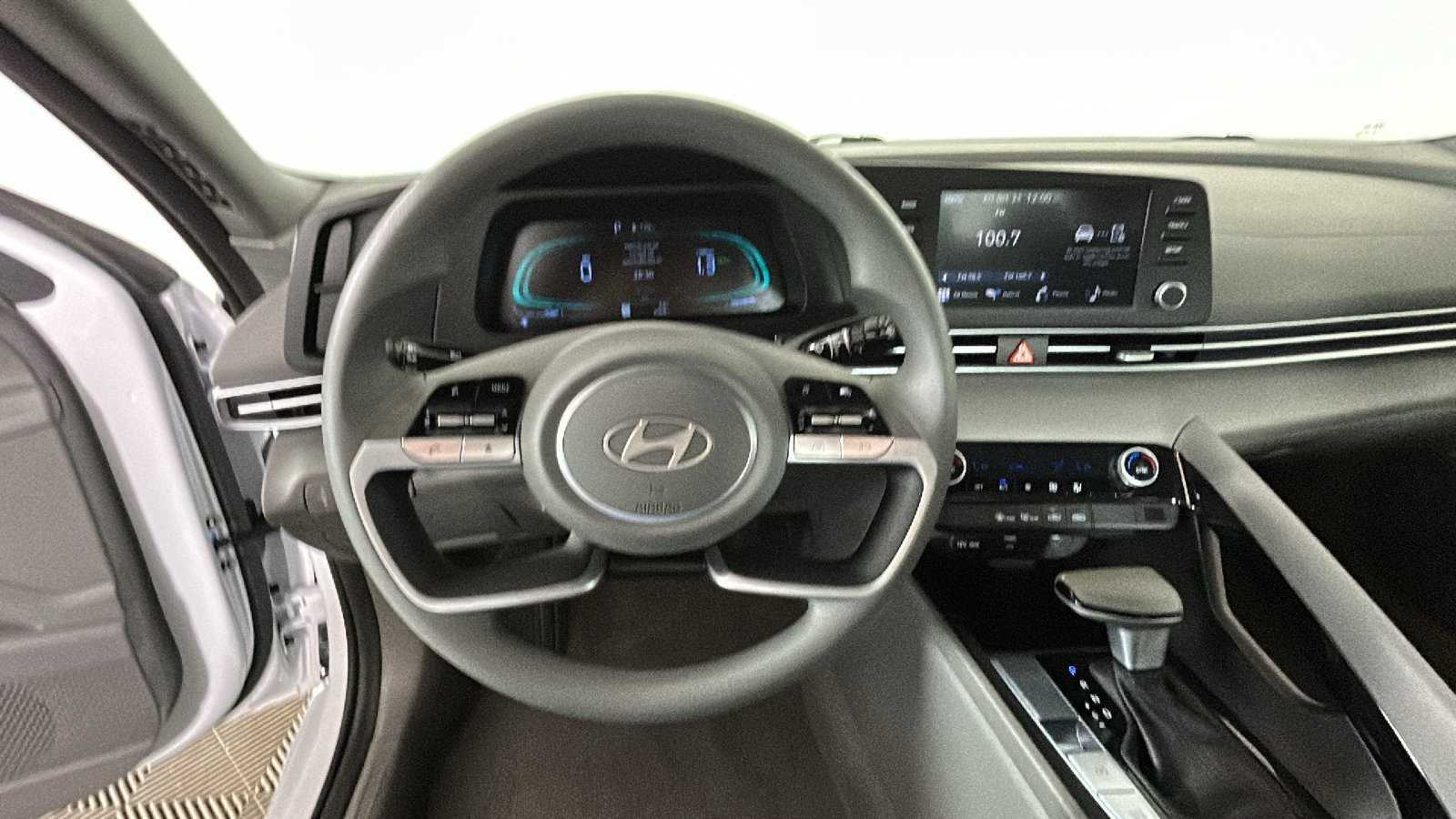 Used 2025 Hyundai Elantra Hybrid FWD image 18