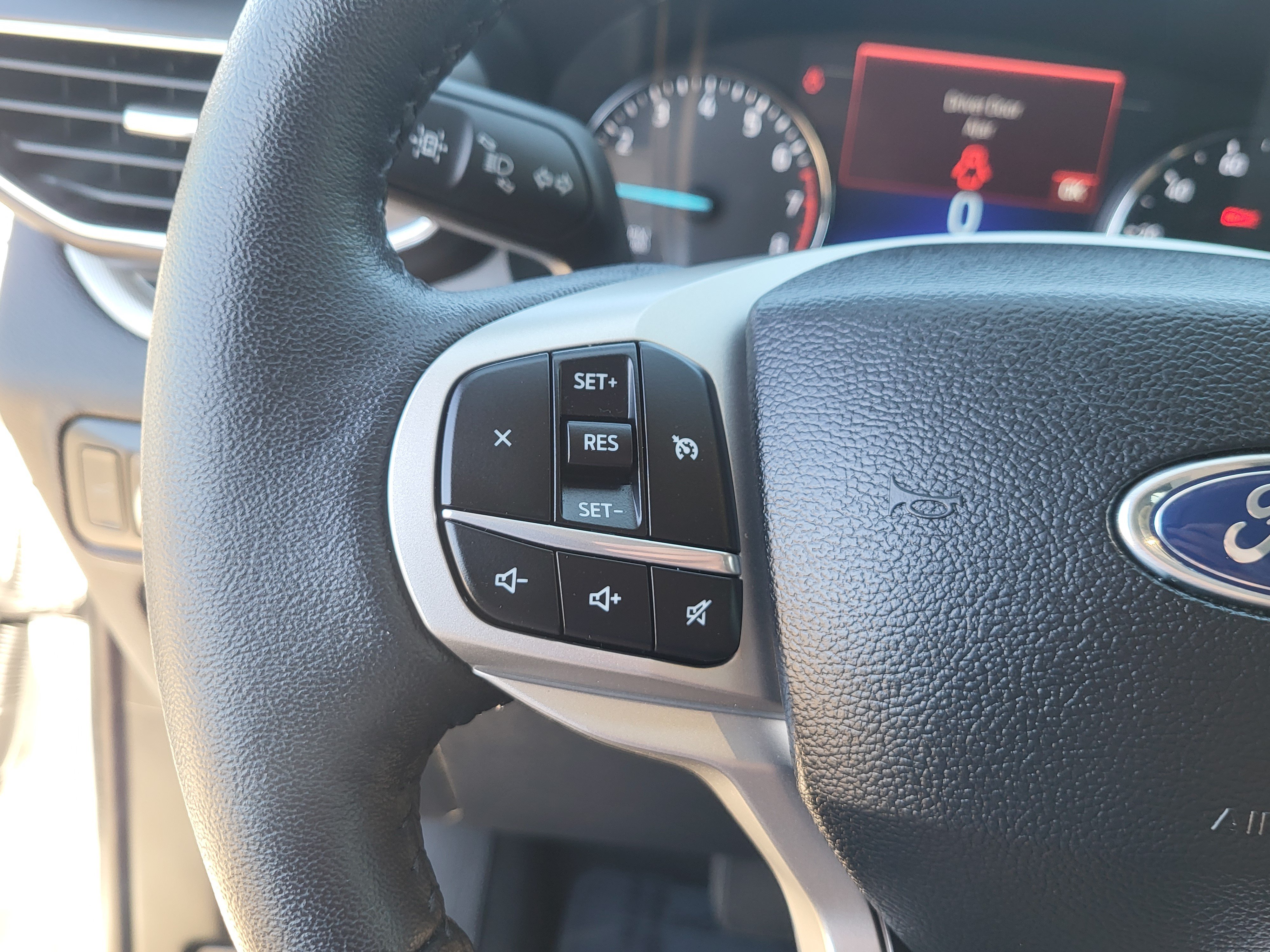 Used 2024 Ford Explorer XLT w/ Equipment Group 202A AWD/4WD image 28