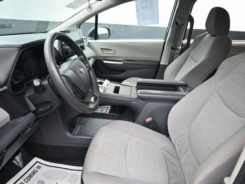 Used 2024 Toyota Sienna LE image 22