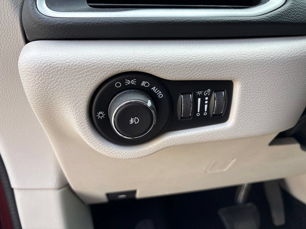 Used 2018 Chrysler Pacifica Touring Plus FWD image 13