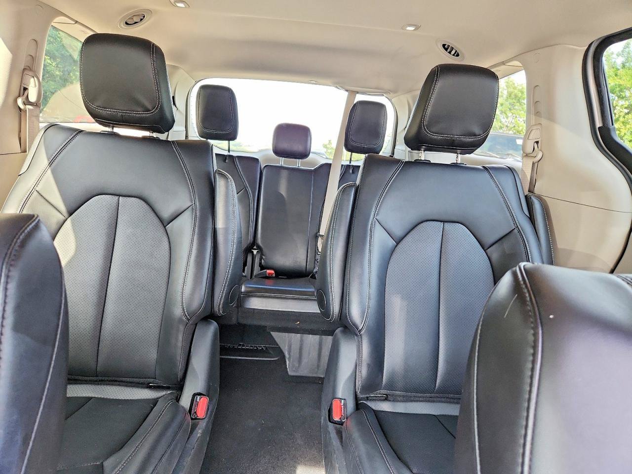 Used 2024 Chrysler Pacifica Limited FWD image 6