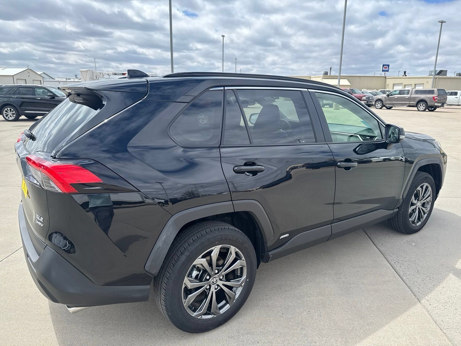 Used 2025 Toyota RAV4 XLE Premium AWD/4WD image 7