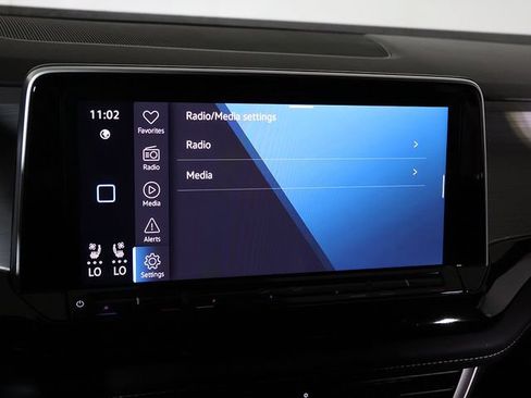 Used 2025 Volkswagen Atlas Cross Sport SE AWD/4WD image 18