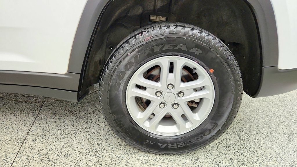 Used 2023 Jeep Grand Cherokee Laredo AWD/4WD image 9