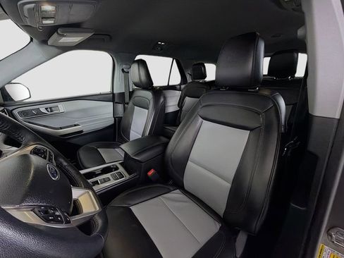 Used 2023 Ford Explorer XLT w/ Equipment Group 202A image 13