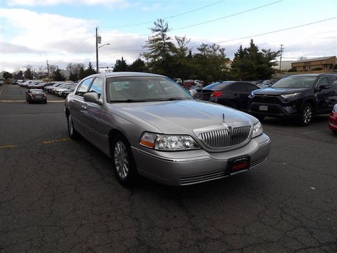 Used 2007 Lincoln Town Car Signature image 2