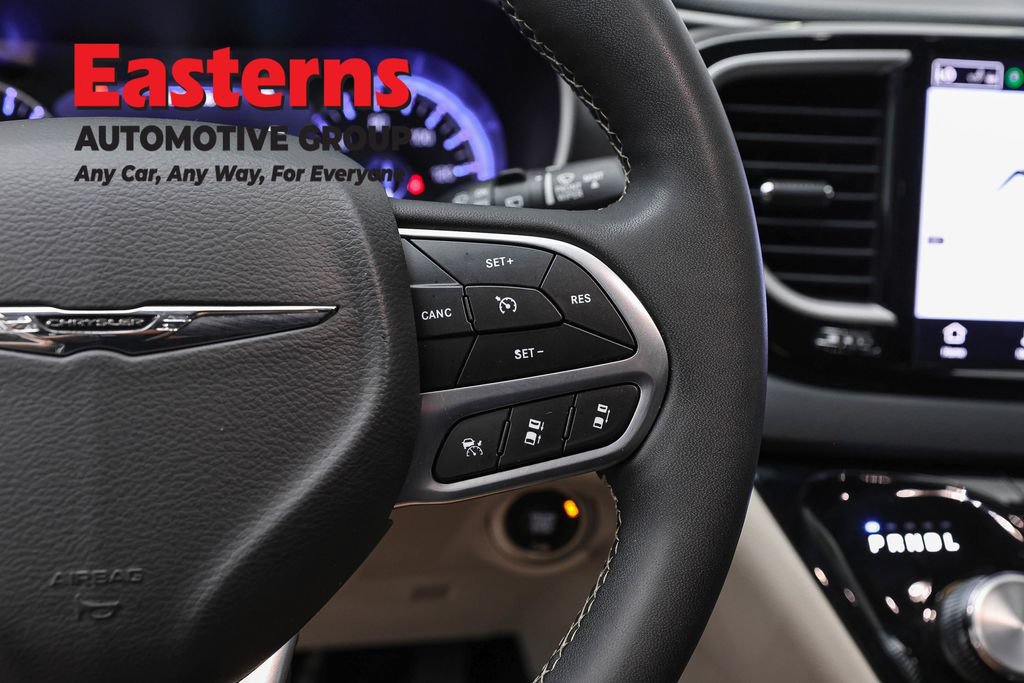 Used 2023 Chrysler Pacifica Touring-L FWD image 17