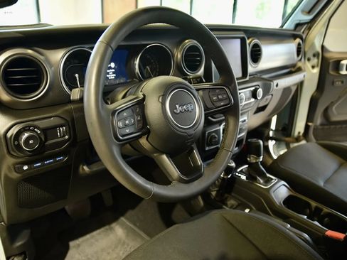 Used 2023 Jeep Wrangler Unlimited w/ Sun & Screen Package AWD/4WD image 15