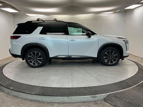 New 2026 Nissan Pathfinder Platinum image 6