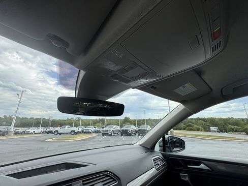 Used 2024 Volkswagen Tiguan SE image 20