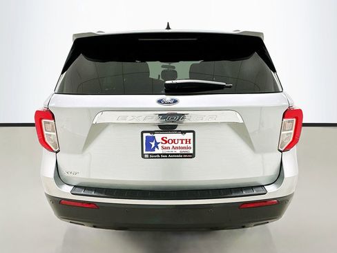 Used 2024 Ford Explorer XLT image 6