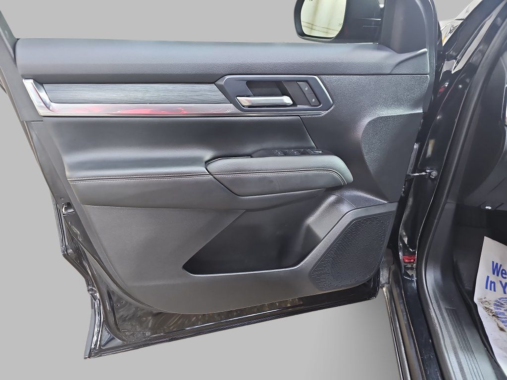 Certified 2025 GMC Terrain Elevation w/ Black Edition AWD/4WD image 32