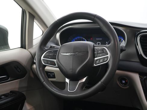 Used 2022 Chrysler Pacifica Touring-L FWD image 15